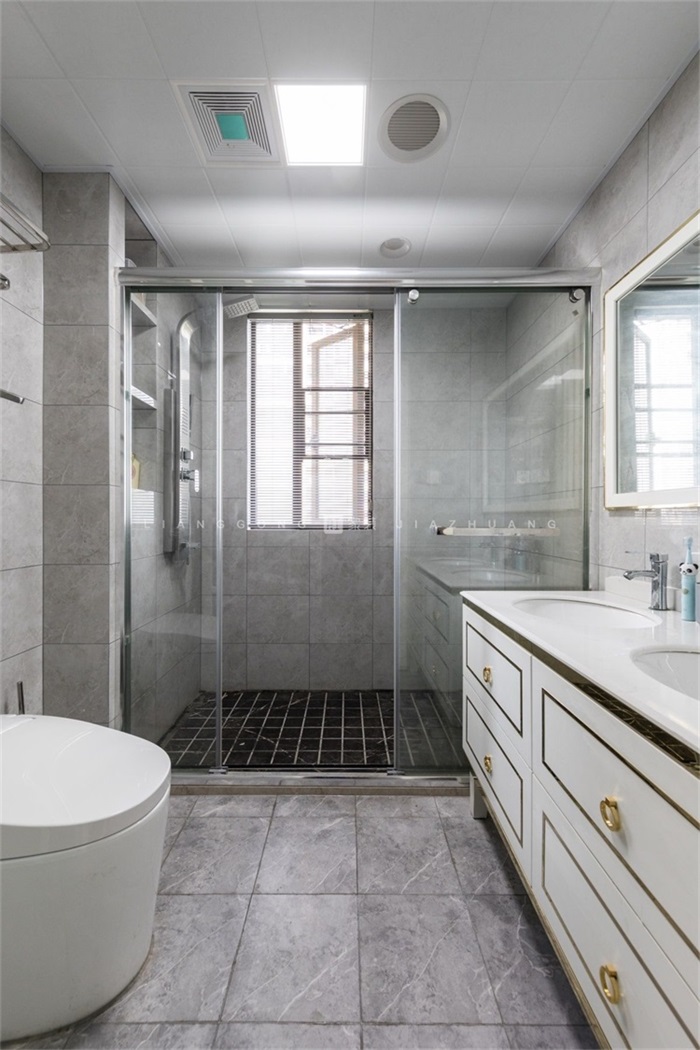 140㎡轻奢风格卫生间装修案例
