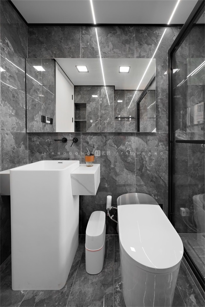 150㎡轻奢风格卫生间装修案例